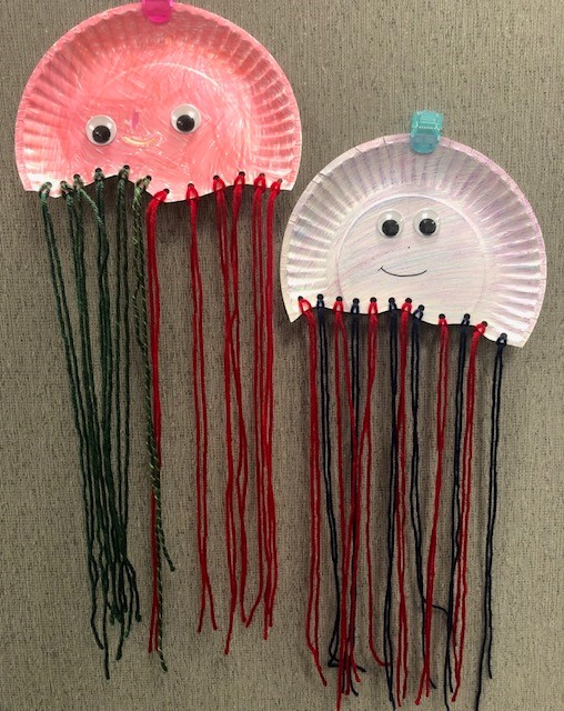 paper plate jellyfish craft with yarn